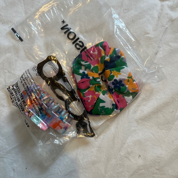 Selling brand new, still in packaging scrunchie and claw hair clip together. - Picture 6 of 6